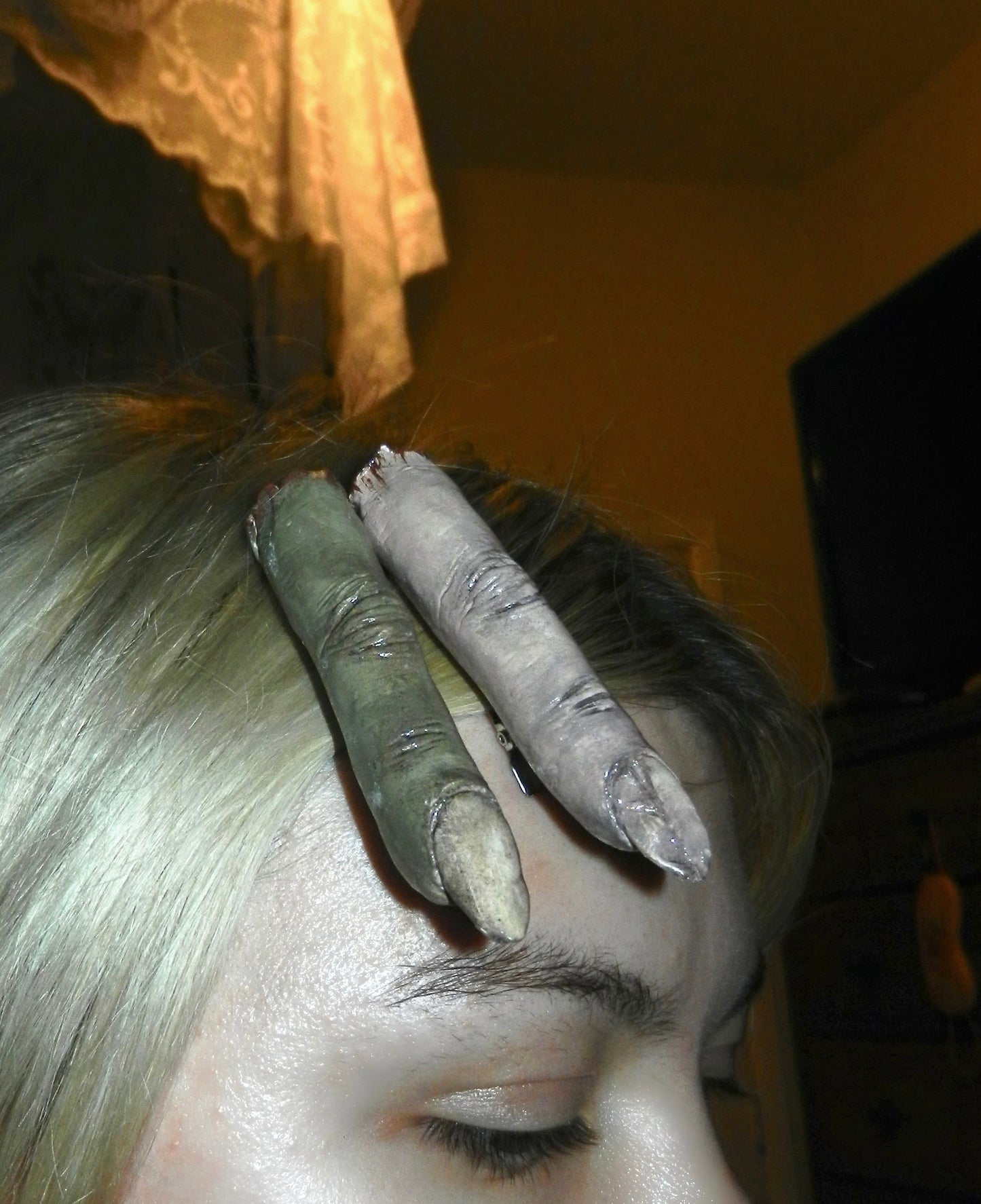 1/1 pale finger hair clip