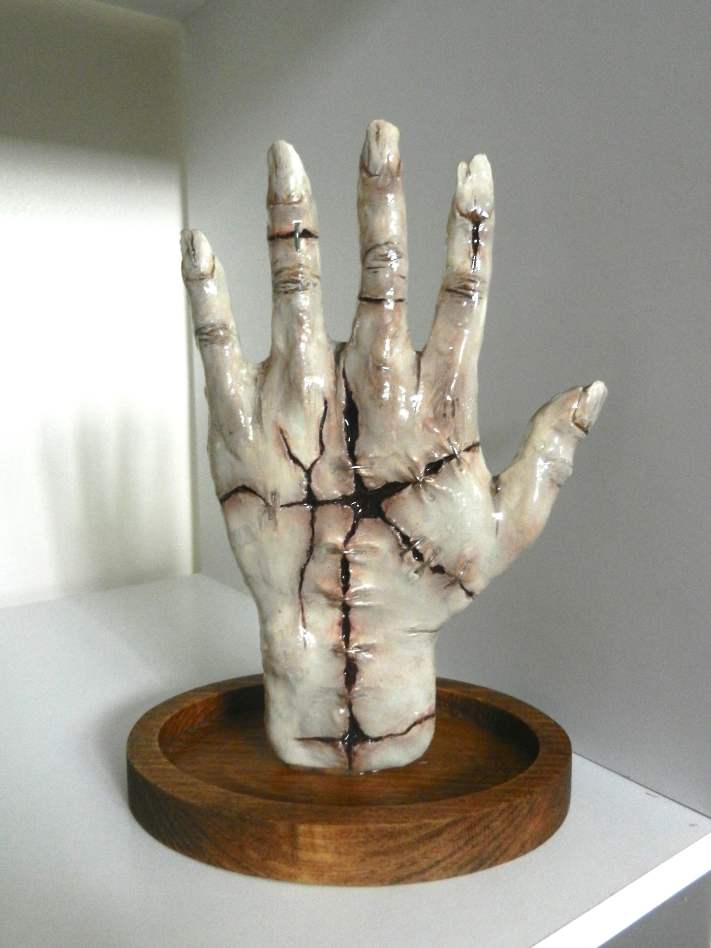 1/1 stitched hand ring holder