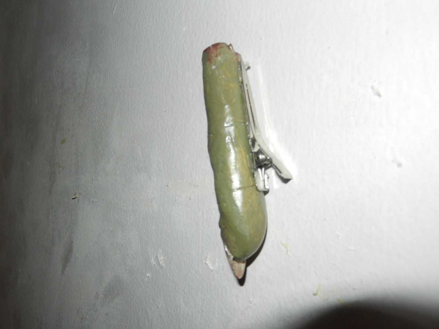 1/1 zombie finger hairclip