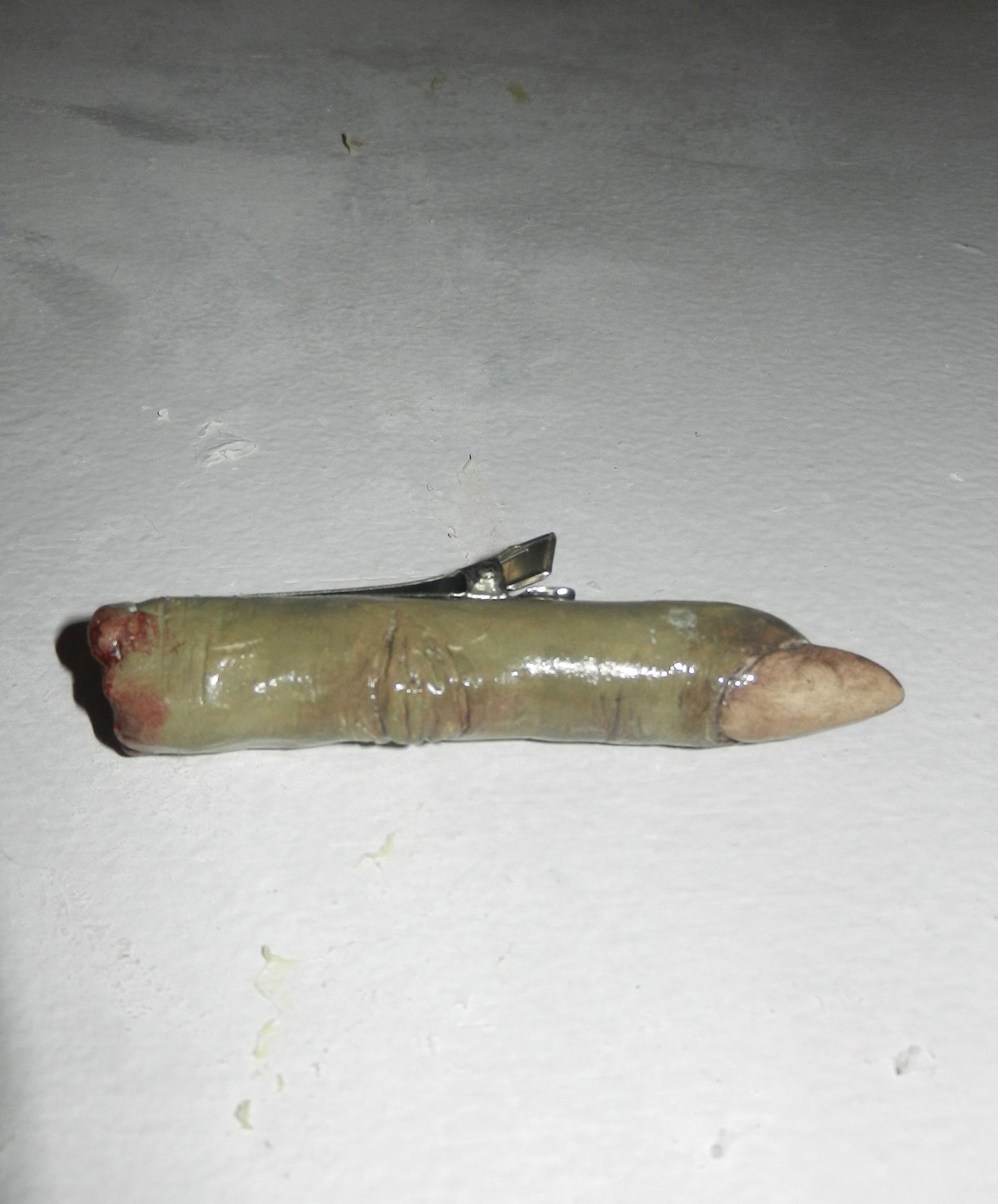 1/1 zombie finger hairclip