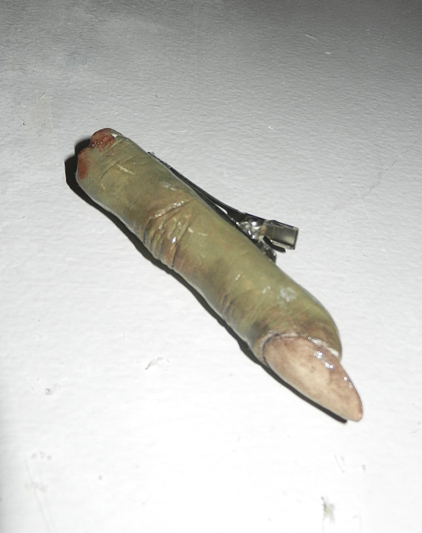 1/1 zombie finger hairclip