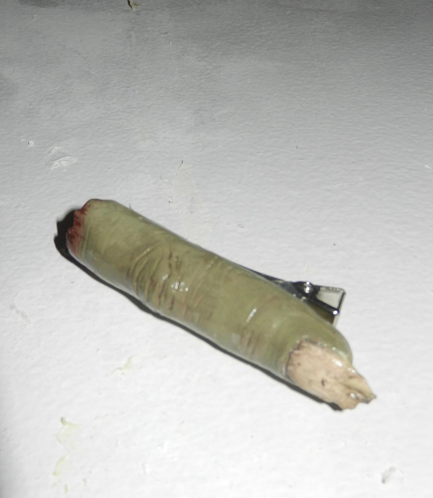 1/1 zombie finger hairclip
