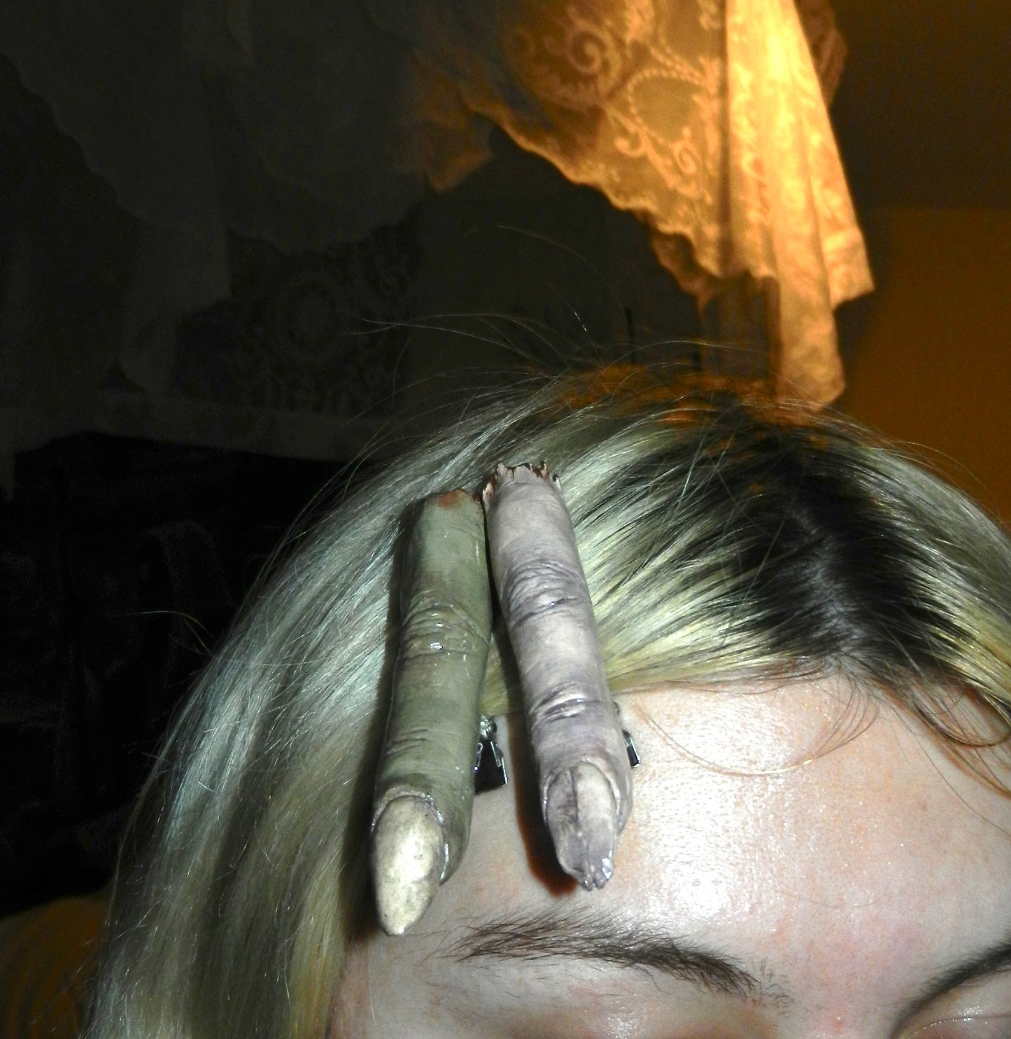 1/1 pale finger hair clip