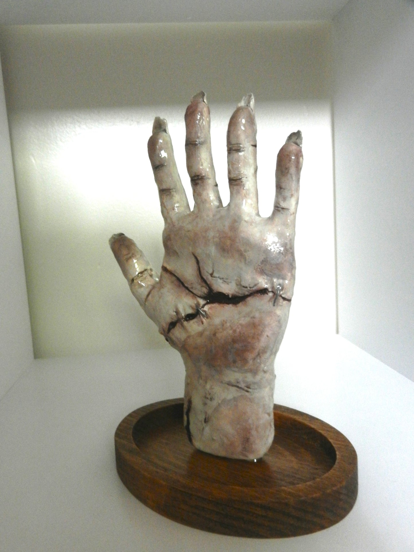 1/1 stitched hand ring holder