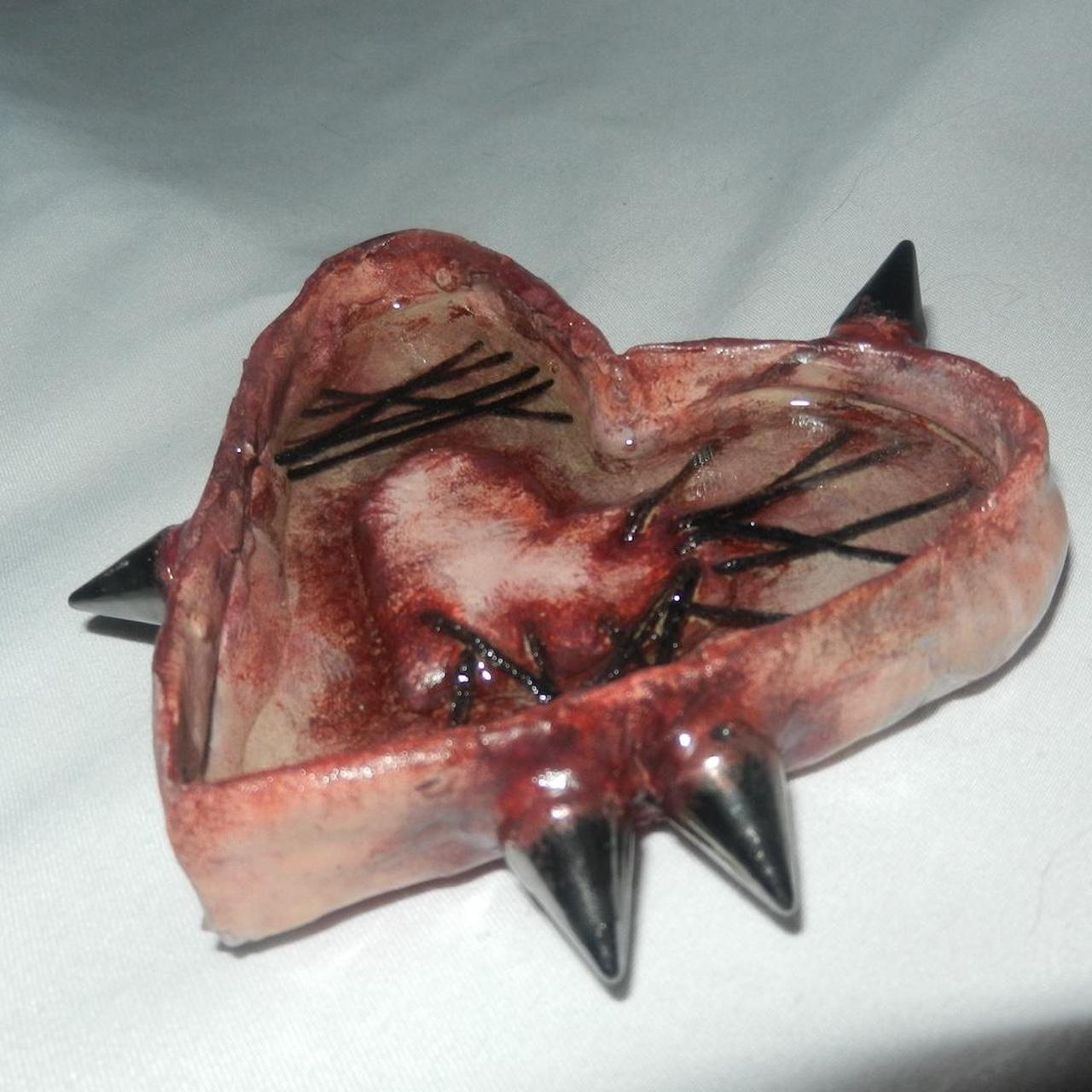 1/1 mended heart ashtray <3